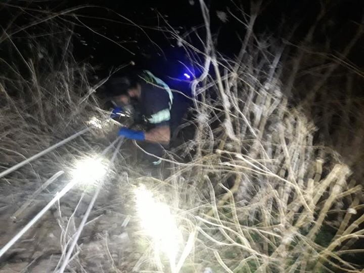 انتشال جثة مواطن من أسفل وادٍ سحيق في سرحمول ونقلها إلى المستشفى 1 انتشال جثة مواطن من أسفل وادٍ سحيق في سرحمول ونقلها إلى المستشفى