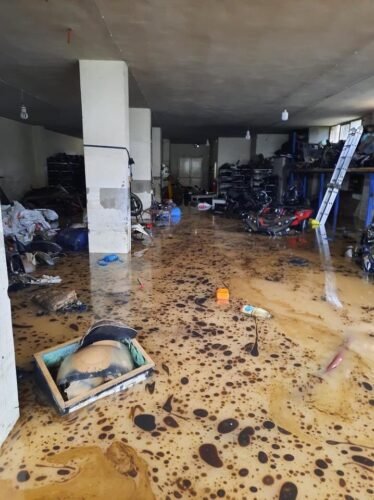 بالصور: سحب مياه من داخل مستودع في البترون