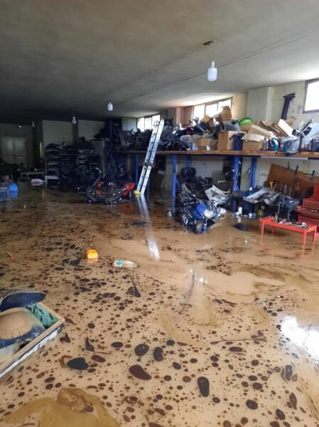 بالصور: سحب مياه من داخل مستودع في البترون 1 بالصور: سحب مياه من داخل مستودع في البترون