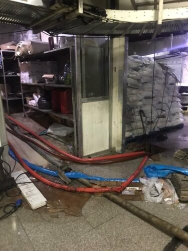 بالصور: سحب مياه من داخل مستودع في كفرعبيدا